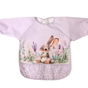 BABERO IMPERMEABLE CON MANGAS CONEJO LAVANDA